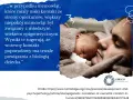 Ojciec tuli śpiące dziecko. Czy przytulenie coś znaczy? Badania sugerują, że wczesny kontakt poporodowy ma trwałe powiązania z biologią dziecka.