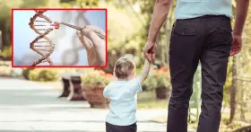 Badanie DNA sugeruje autyzm dziedziczenie po matce. Dziecko trzyma ojca za rękę.